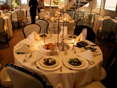 NYC yacht 40 persons  tables